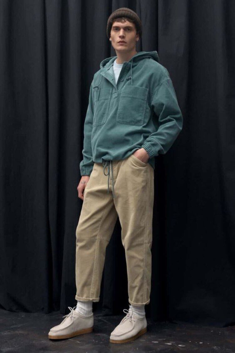 Chinos pants provide a modish look