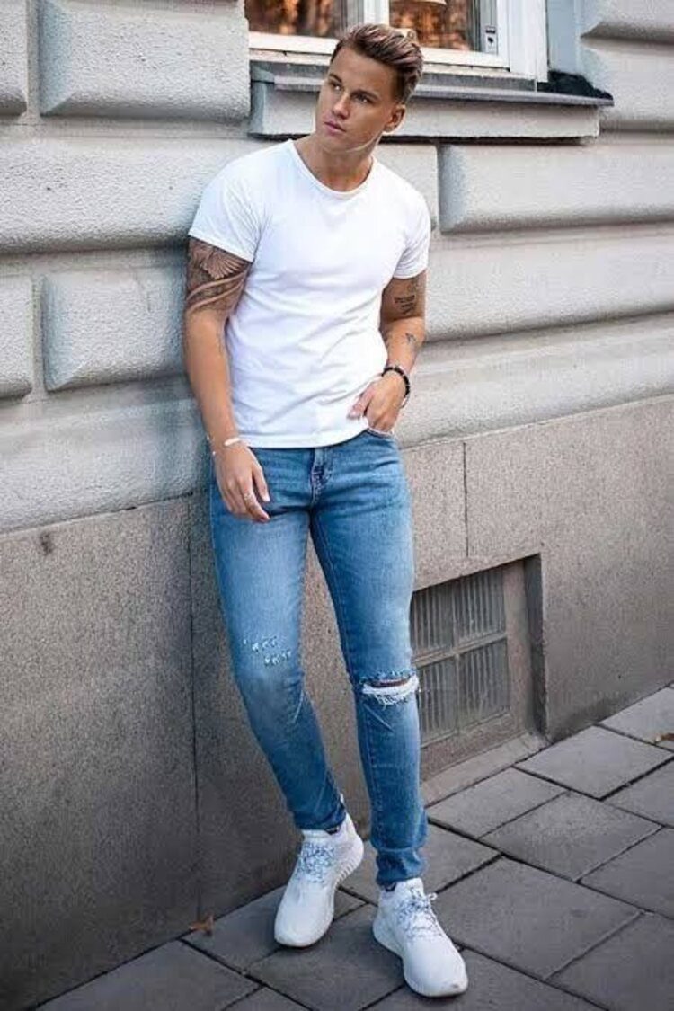 Blue jeans and Tee is a stylish outfit
